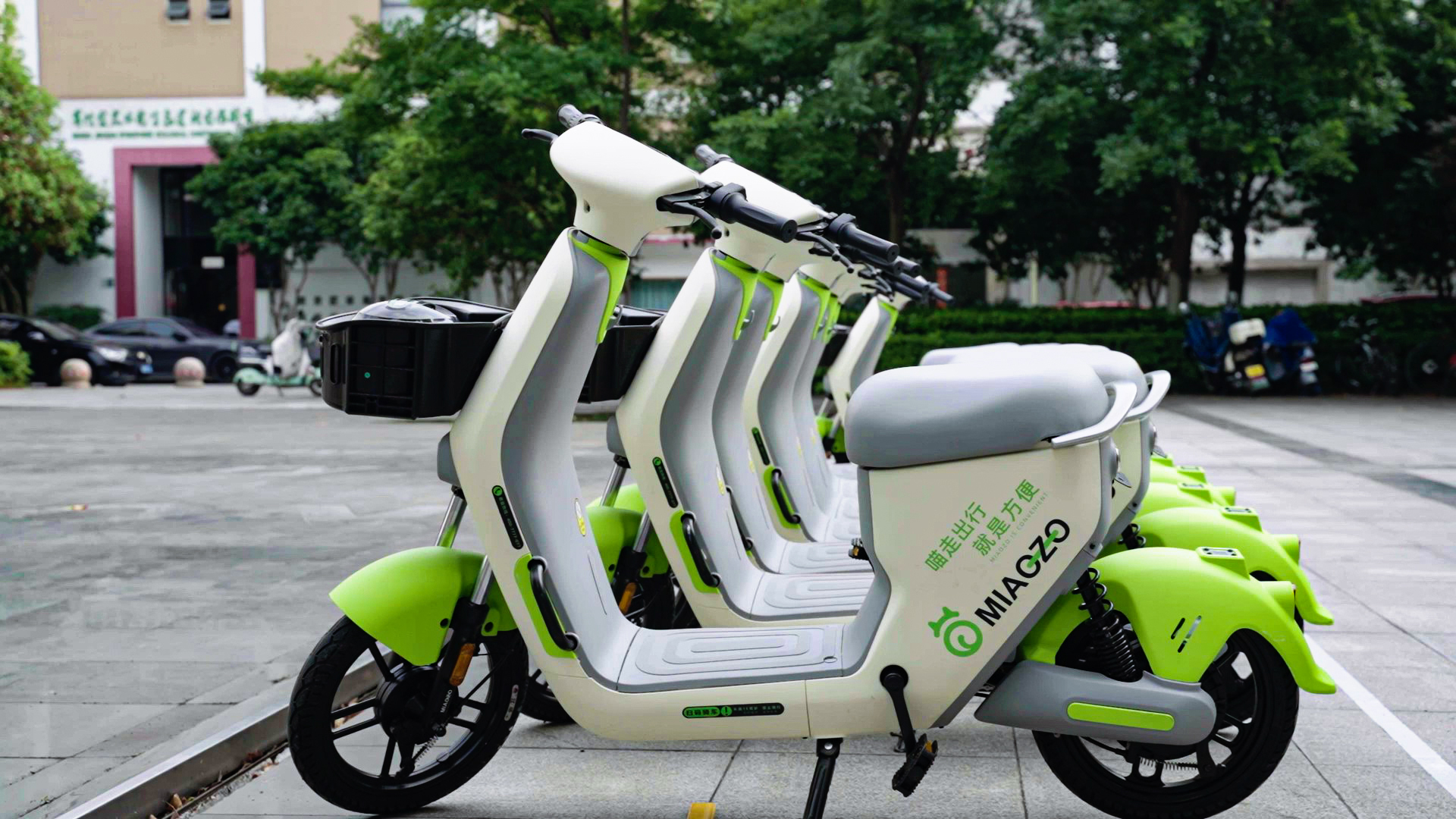 整齊停放在路邊的共享電單車 整齊停放在路邊的共享電單車